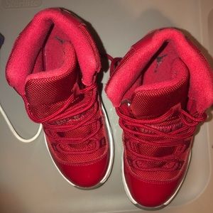 Size retro 11 mid red with minor dirt. Size 13c